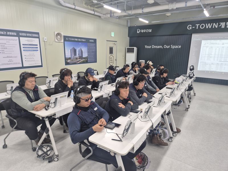 경기 과천의 한 공사 현장에서 태블릿 기반 스마트 안전교육이 진행 중이다. 대우건설 제공