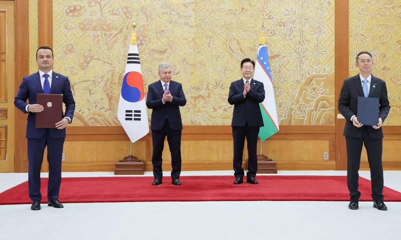 황기연 한국수출입은행장(오른쪽)과 라지즈 쿠드라토프 우즈베키스탄 투자산업무역부 장관이 지난 14일 청와대에서 이재명 대통령과 샤브카트 미르지요예프 대통령이 임석한 가운데 전략적 사업발굴 체계 구축을 위한 양해각서 문건을 교환한 뒤 기념 촬영을 하고 있다. 한국수출입은행 제공