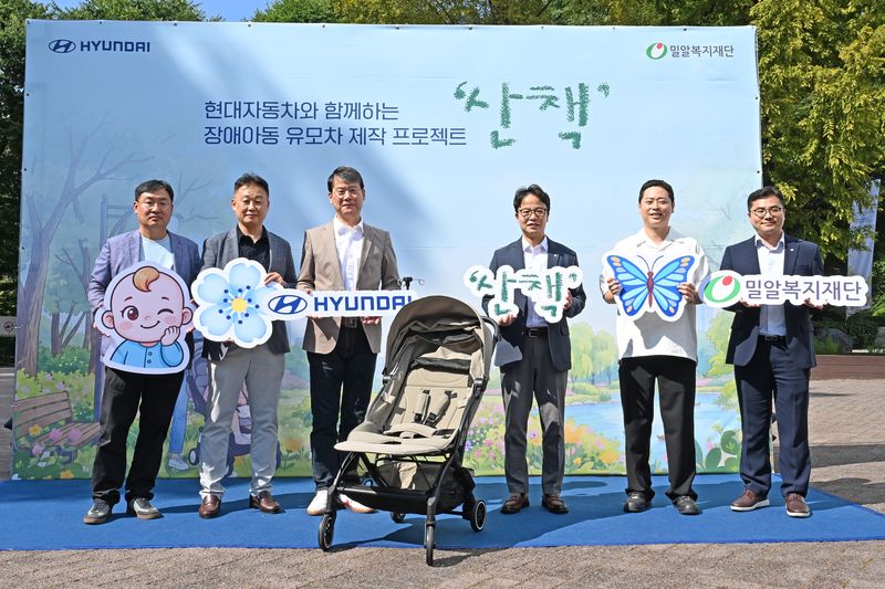 현대차는 지난 14일 서울어린이대공원에서 중증 장애아동과 가족을 초청해 환아 가정 대상 '산책' 행사를 열고 국내 중증 장애아동 500명에게 맞춤형 특수 유모차를 지원한다는 계획을 밝혔다. 김경조 현대차 국내사업지원실 상무(왼쪽부터), 김은희 현대차 국내지원사업부장 상무, 윤효준 현대차 국내사업본부 본부장, 황대벽 밀알복지재단 총괄본부장, 도홍구 와이업 대표이사, 조성결 밀알복지재단 실장이 참석해 기념촬영을 하고 있다. 현대차 제공