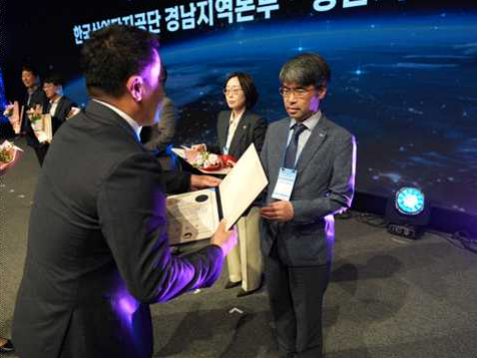 주택도시보증공사가 지난 14일 산업단지 구조고도화 어워드에서 산업부 장관상을 수상하고 있다. 사진=주택도시보증공사 제공