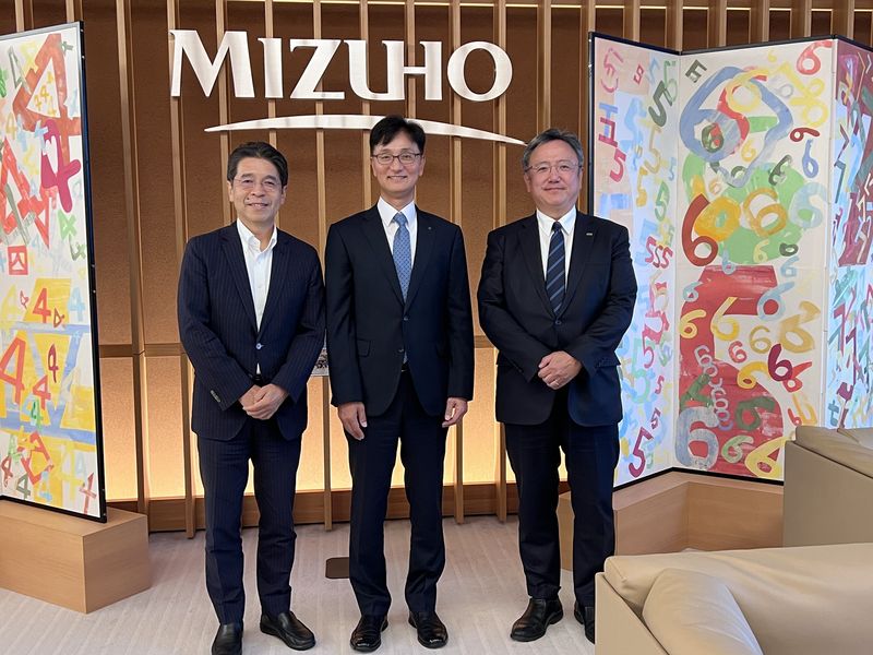 지난 10일 신한투자증권 이선훈 대표이사(가운데)가 일본 미즈호증권 하마모토 요시로 사장(오른쪽)과 일본 라쿠텐증권 구스노키 유지 사장(왼쪽)과 함께 일본 도쿄 미즈호증권 본사에서 다양한 협력 확대 방안을 논의하고 기념사진 촬영을 하고 있다. 신한투자증권 제공