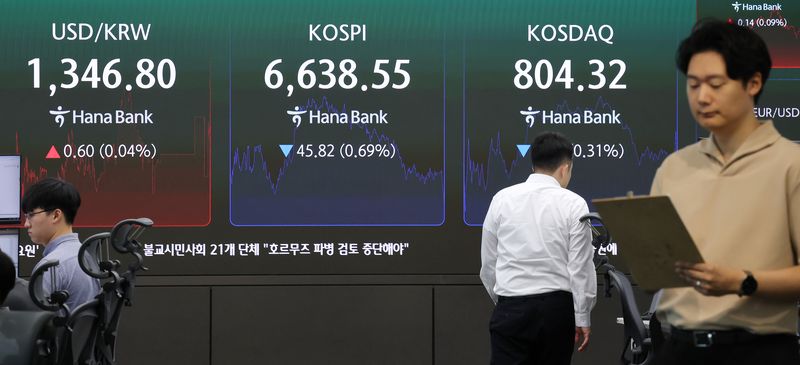 15일 서울 중구 하나은행 본점 딜링룸에서 직원들이 증시와 환율을 살피고 있다. 사진=연합뉴스