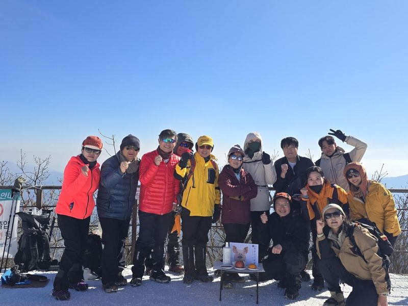 강원도 치악산에서 산행 중인 법무법인 율촌 하이커스 동호회 회원들. 법무법인 율촌 제공