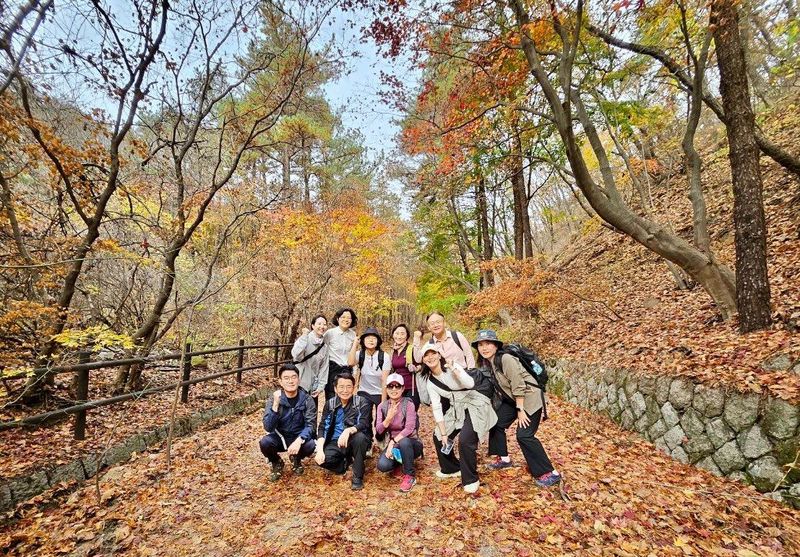 북한산 우이령길에서 기념 촬영하는 법무법인 율촌 하이커스 동호회 회원들. 법무법인 율촌 제공