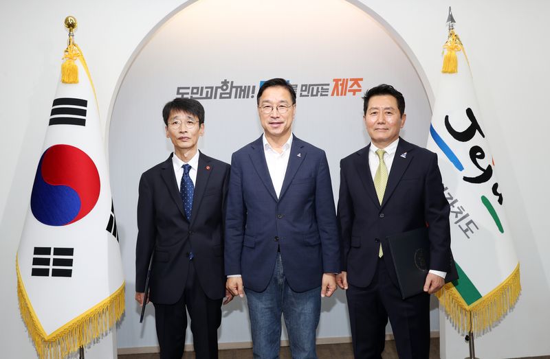 위성곤 제주특별자치도지사가 15일 제주도청에서 강철준 신임 중앙협력본부장(오른쪽)과 부남철 신임 대변인(왼쪽)에게 임용장을 수여한 뒤 기념촬영을 하고 있다. 두 사람은 각각 중앙정부·국회 협력과 도정 정책소통을 맡는다. 사진=제주특별자치도 제공