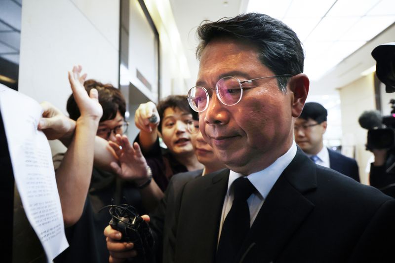 [서울=뉴시스] 조수정 기자 = 김승원 법무부 장관 후보자가 지난 14일 오전 서울 종로구에 마련된 인사청문회 준비사무실로 출근하며 청년 유튜버들이 들이대는 항의 성명서를 보고 있다. 2026.09.14. chocrystal@newsis.com /사진=뉴시스