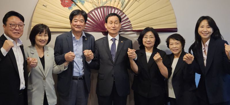 최근 부산시의회 강무길 의장(가운데)이 더불어민주당 한갑용 원내대표(왼쪽 세 번째)를 비롯한 민주당 의원들과 회동에 나선 가운데 손을 맞잡으며 기념촬영하고 있다. 부산시의회 제공