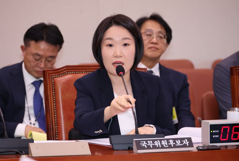 이소영 중소벤처기업부 장관 후보자가 15일 국회 산업통상자원중소벤처기업위원회에서 열린 인사청문회에서 의원 질의에 답하고 있다. 연합뉴스