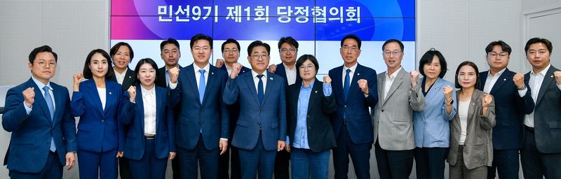 이기형 김포시장이 지난 14일 시청 중회의실에서 제1회 당정협의회를 열고 지역 주요 현안 해소 및 2027년 국·도비 예산 확보를 위한 총력 대응 체제를 본격 가동했다. 김포시 제공