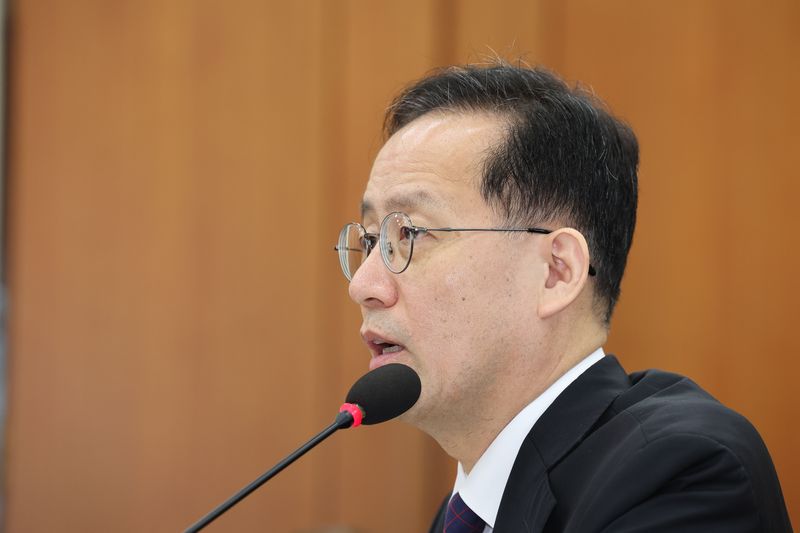 이형일 부총리 겸 재정경제부장관 후보가 15일 여의도 국회에서 열린 제439회 국회(정기회) 재정경제기획위원회 국무위원후보자(부총리 겸 재정경제부장관 이형일) 인사청문회에서 의원 질의에 답하고 있다. 뉴시스