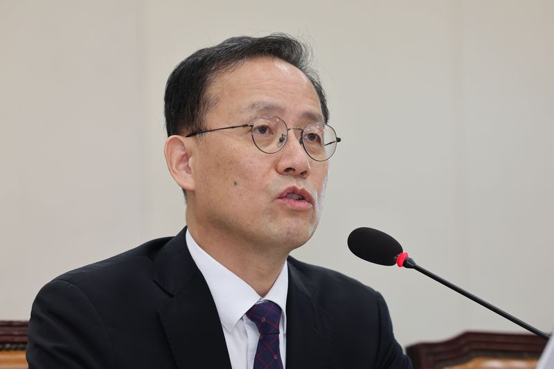 이형일 부총리 겸 재정경제부장관 후보가 15일 여의도 국회에서 열린 제439회 국회(정기회) 재정경제기획위원회 국무위원후보자(부총리 겸 재정경제부장관 이형일) 인사청문회에서 의원 질의에 답하고 있다. 뉴시스