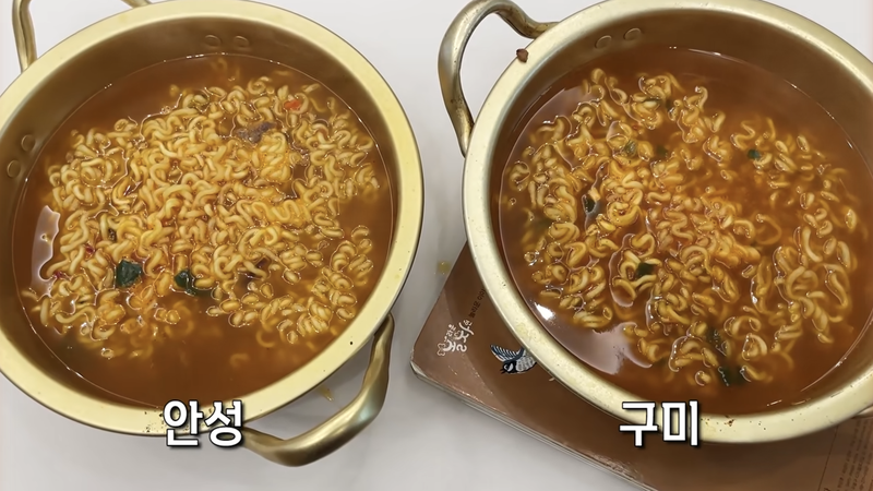 안성공장(왼쪽)과 구미공장(오른쪽) 신라면을 같은 냄비에 물 550㎖씩 넣고 조리법대로 끓인 모습. /사진=유튜브 '윤호찌'