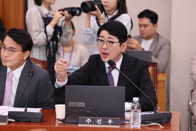 [서울=뉴시스] 최진석 기자 = 주진우 국민의힘 의원이 15일 여의도 국회에서 열린 제439회 국회(정기회) 법제사법위원회 국무위원후보자(법무부장관 김승원) 인사청문회에서 민주당 의원에게 항의하고 있다. 2026.09.15. myjs@newsis.com <저작권자ⓒ 공감언론 뉴시스통신사. 무단전재-재배포 금지.> /사진=뉴시스화상