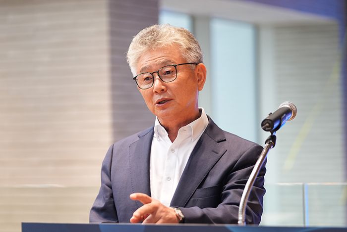 글로벌스탠다드테크놀로지(GST)가 최근 대규모 홍수 피해를 겪은 네팔에 미화 10만달러 성금을 전달했다. 사진은 김덕준 GST 회장. /사진=GST