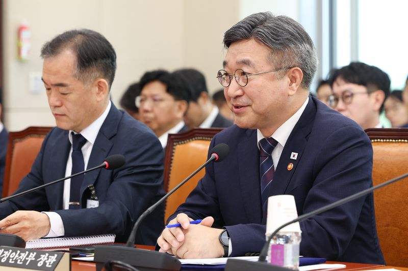 [윤호중 행정안전부 장관이 15일 오전 서울 여의도 국회에서 열린 국회 행정안전위원회 전체회의에서 질의에 답하고 있다. 뉴시스