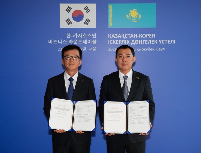 김원준 한국공항공사 사장(왼쪽)이 15일 서울 포시즌스호텔에서 열린 한-카자흐스탄 비즈니스 라운드 테이블 행사에서 세르게이 케가이 카자흐스탄 AAAG 사장과 UTM/UATM 시스템 구축사업 참여 의향서(LOI) 체결 후 기념사진을 촬영하고 있다. 한국공항공사 제공