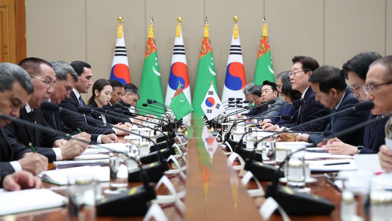 이재명 대통령과 세르다르 베르디무하메도프 투르크메니스탄 대통령이 15일 청와대에서 확대 정상회담을 하고 있다. 연합뉴스