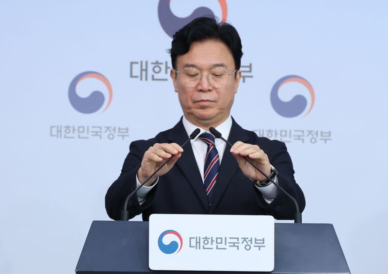 김영훈 고용노동부 장관이 15일 서울 종로구 정부서울청사에서 메가특구 연구직 대상 주52시간 예외적용, 파견근로 가능업무 확대 등 노동규제 완화 등을 내용으로 한 '메가특구 특별법 관련 사회적 대화 제안' 브리핑을 하고 있다. 연합뉴스