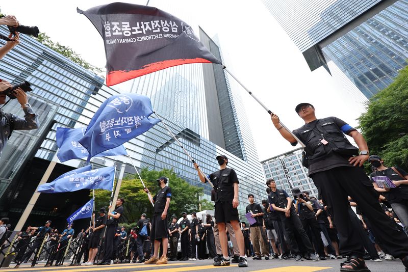 삼성전자에서 비(非) 반도체 분야를 맡는 디바이스경험(DX)부문 중심의 동행노동조합원들이 지난 8월 21일 오후 서울 서초구 삼성전자 서초사옥 인근에서 집회를 하고 있다. 이들은 DX 부문과 반도체 사업을 담당하는 디바이스솔루션(DS) 부문과의 보상 격차가 크다며 기존 임금협상 합의를 백지화하고 직원 1인당 자사주 1000주 지급을 요구 했다. 사진=뉴시스