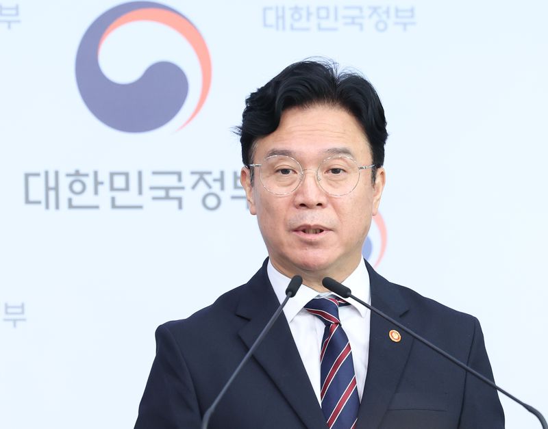 김영훈 고용노동부 장관이 지난 15일 오전 서울 종로구 정부서울청사 별관에서 메가특구 특별법 관련 사회적 대화 제안 발표를 하고 있다. 뉴시스