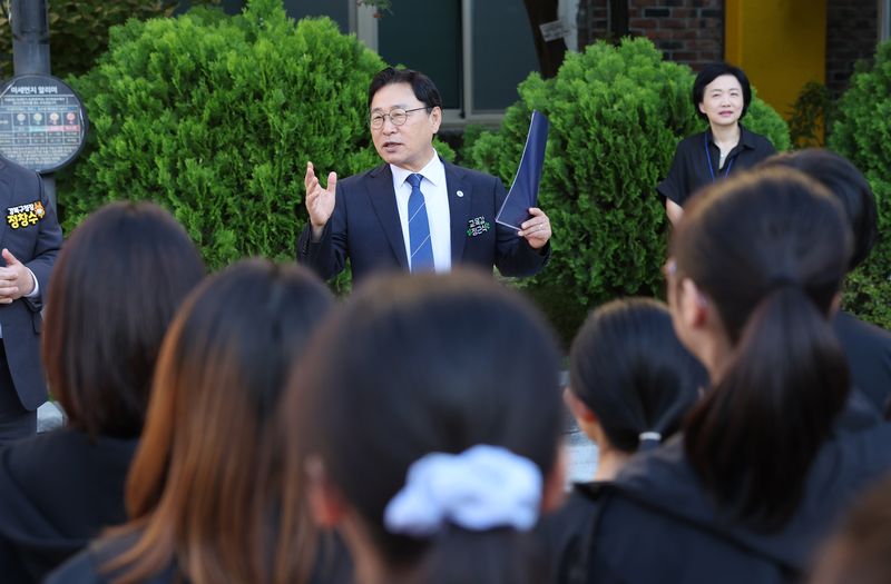 정근식 서울시교육감이 15일 서울 강북구 서울번동초등학교에서 현장체험학습을 떠나는 학생들과 인솔교사, 안전 보조인력을 격려하고 있다. 서울시교육청 제공