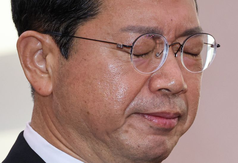 김승원 법무부 장관 후보자가 15일 국회 법제사법위원회에서 열린 인사청문회에서 가족 관련 질문에 답변하는 도중 눈물을 흘리고 있다. 연합뉴스