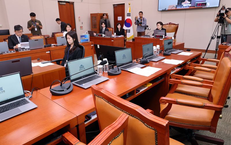 15일 국회에서 열린 성평등가족위원회 전체회의가 국민의힘 의원들이 퇴장한 가운데 열리고 있다. 국민의힘 의원들은 이날 상정 예정인 '아동·청소년의 성보호에 관한 법률 일부 개정안 법률안' 등 네 개의 법률안이 "검사 수사권 박탈과 보완 수사권 폐지를 졸속으로 처리한 데 따른 후속 입법"이라며 퇴장했다. 연합뉴스