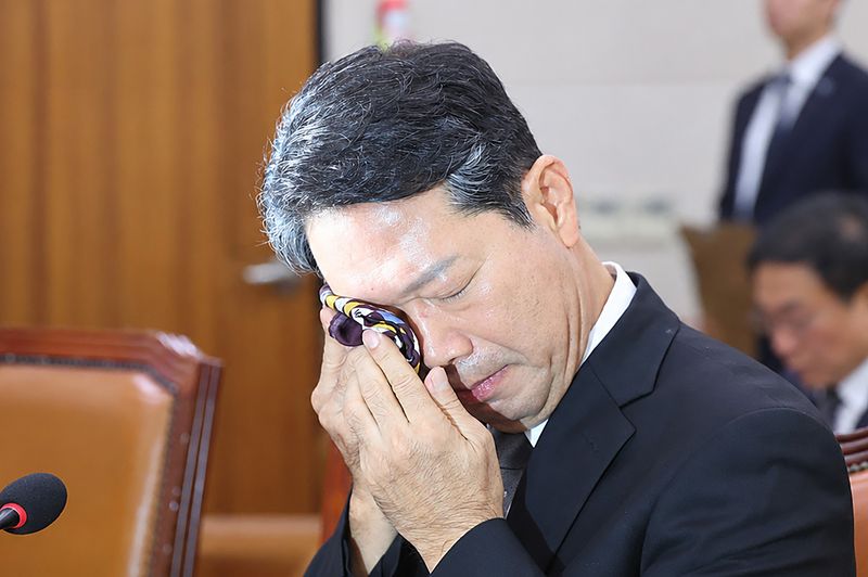 김승원 법무부 장관 후보자가 15일 서울 여의도 국회 법제사법위원회에서 열린 인사청문회에서 발언하며 손수건으로 눈가를 닦고 있다. 뉴스1