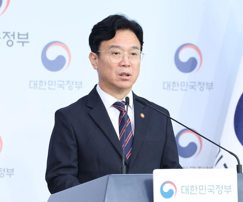 [서울=뉴시스] 조수정 기자 = 김영훈 고용노동부 장관이 15일 오전 서울 종로구 정부서울청사 별관에서 메가특구 특별법 관련 사회적 대화 제안 발표를 하고 있다. 2026.09.15. chocrystal@newsis.com