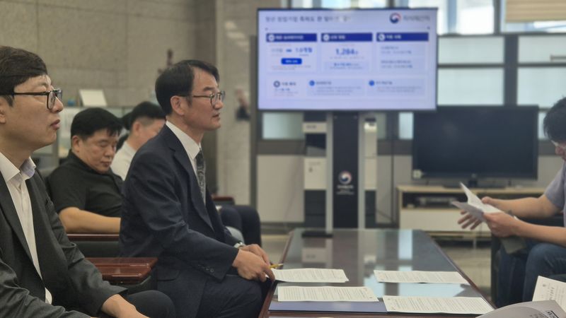 정연우 지식재산처 차장(테이블 왼쪽 첫번째)이 15일 정부대전청사 기자실에서 초고속심사제도 확대와 관련한 백브리핑을 하고 있다. 지식재산처 제공