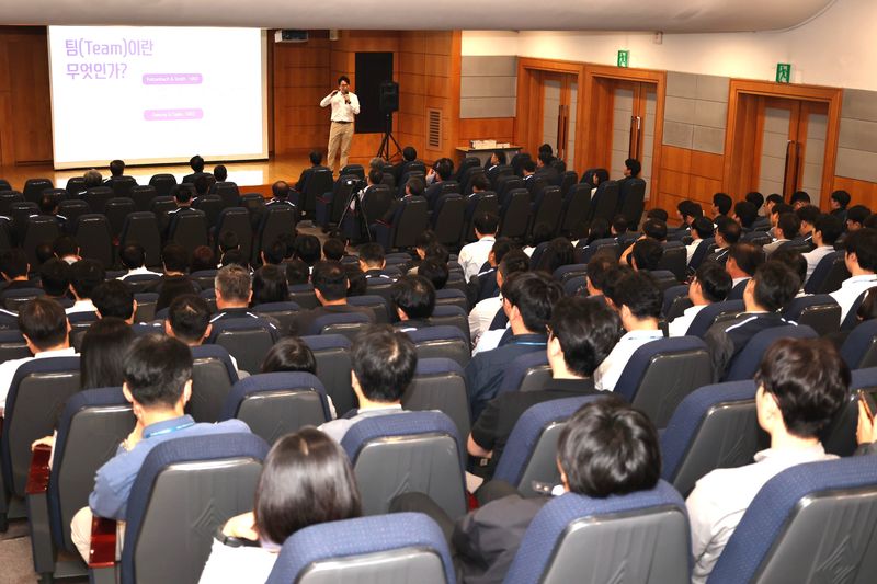 15일 서울 강남 동부건설 본사에서 임직원들이 문성후 박사 초청 인사이트 특강을 듣고 있다. 동부건설 제공