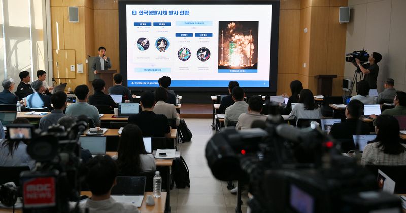 15일 우주항공청과 한국항공우주연구원이 서울 광화문에서 '누리호 5차 발사 탑재위성 언론 간담회'를 개최하고 누리호 5차 발사 탑재위성의 주요 임무와 누리호 5차 발사 준비 현황을 공개했다. 박종찬 항우연 한국형발사체고도화사업 단장이 누리호5차 발사에 대해 설명하고 있는 모습. 한국항공우주연구원 제공