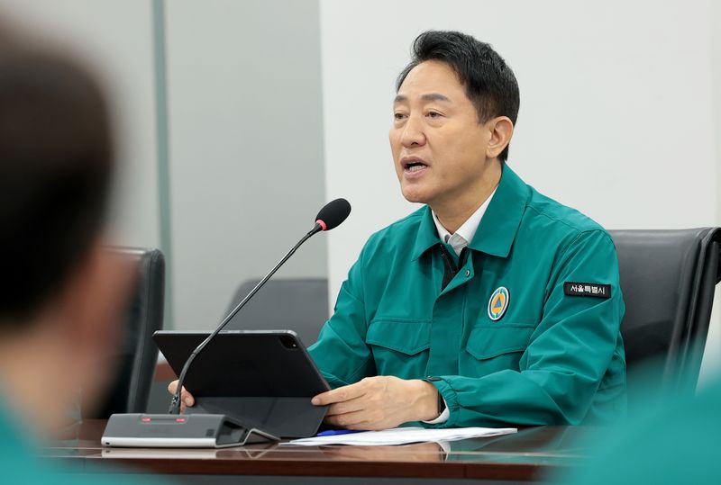 오세훈 서울시장이 15일 오전 서울 중구 서울시청 기획상황실에서 열린 시내버스 파업 관련 긴급 대책회의에 참석해 모두발언을 하고 있다. 뉴스1