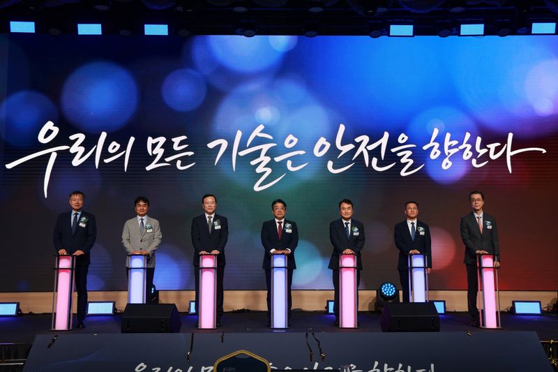 신동일 가스기술기준위원회 위원장(왼쪽부터), 이봉우 국립과학수사연구원 원장, 박경국 한국가스안전공사 사장, 양기욱 산업통상부 산업자원안보실장, 남화영 한국전기안전공사 사장, 장종일 한국가스공사 부사장, 송재호 한국도시가스협회 회장
