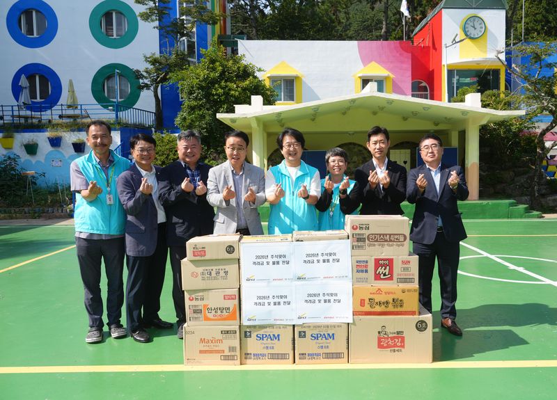 부산진해경제자유구역청 박성호 청장(왼쪽 네번째)이 15일 소양무지개동산을 방문해 추석맞이 격려품 등을 전달하고 기념사진을 촬영하고 있다. 부산진해경제자유구역청 제공