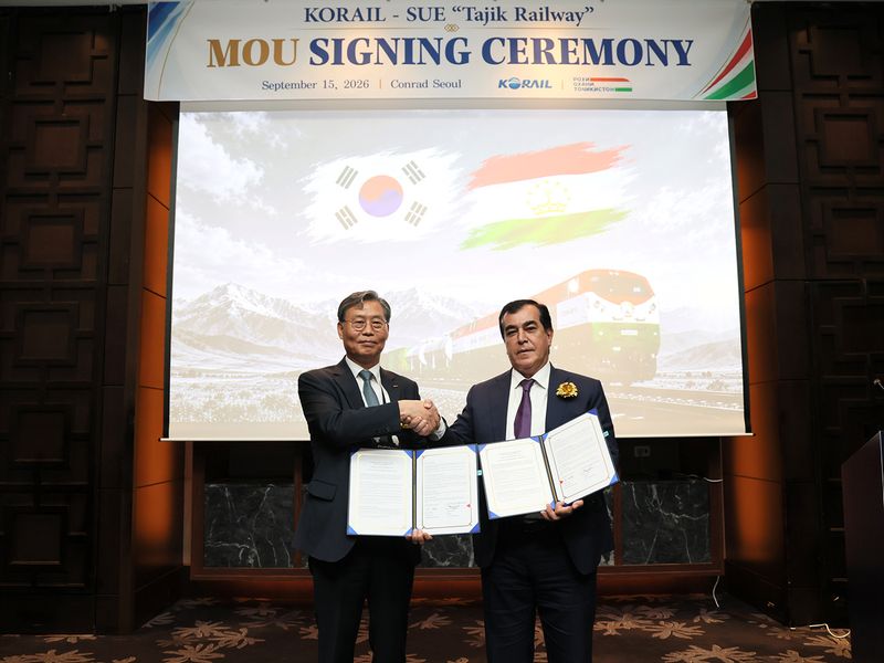 15일 서울에서 진행된 '2026 글로벌 인프라 협력 콘퍼런스'에서 김태승 코레일 사장(왼쪽)과 코밀 미르조알리 타지키스탄 철도공사 사장이 업무협약을 맺고 기념촬영을 하고 있다. 코레일 제공