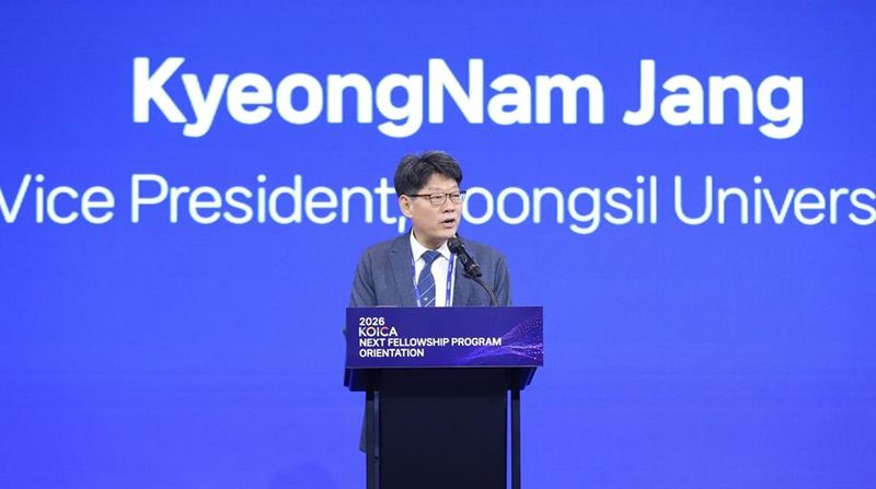 장경남 숭실대 학사 부총장이 지난 11일 경기도 성남시 더블트리 바이 힐튼 서울 판교에서 열린 코이카 전문인재 양성 프로그램 통합 오리엔테이션에서 연수생들을 격려하며 축사를 하고 있다. 숭실대 제공