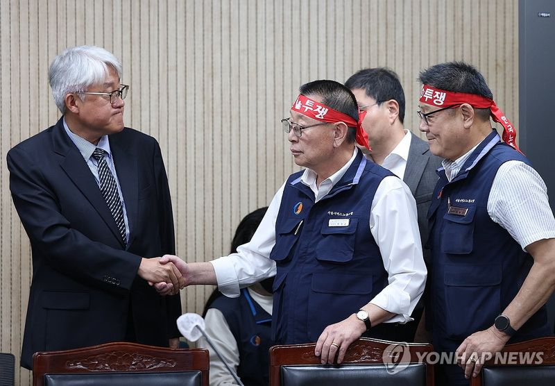 회의 시작 전 악수하는 서울 시내버스 노사 (출처=연합뉴스)