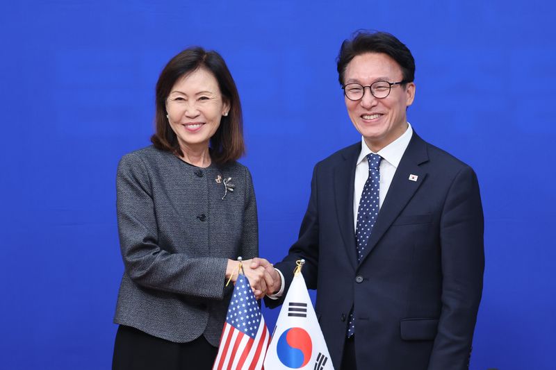 김민석 더불어민주당 대표가 15일 서울 여의도 국회에서 미셸 스틸 주한미국대사를 접견하며 악수하고 있다. 뉴스1