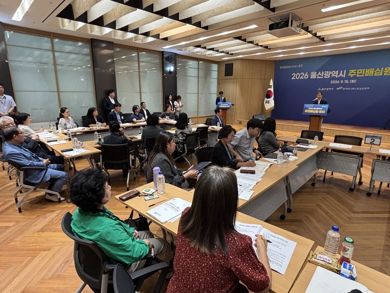 울산시 주민배심원단 1차 회의가 15일 울산시의회 시민홀에서 열린 가운데 김상욱 울산시장이 회의 시작에 앞서 인사말을 하고 있다. 사진=최수상 기자
