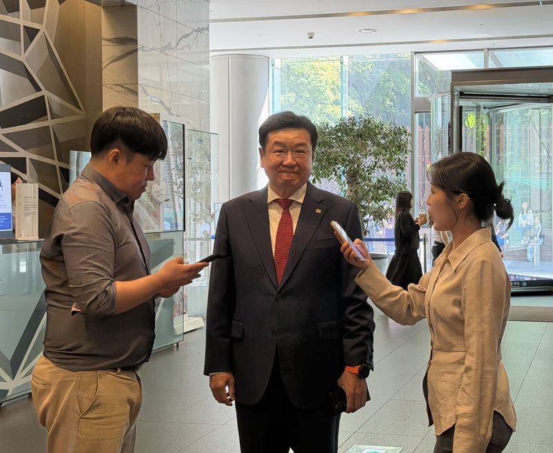 이찬희 삼성 준법감시위원회 위원장이 15일 서울 서초구 삼성생명 본사 로비에서 기자들과 만나 질의에 답하고 있다. 박지연 기자