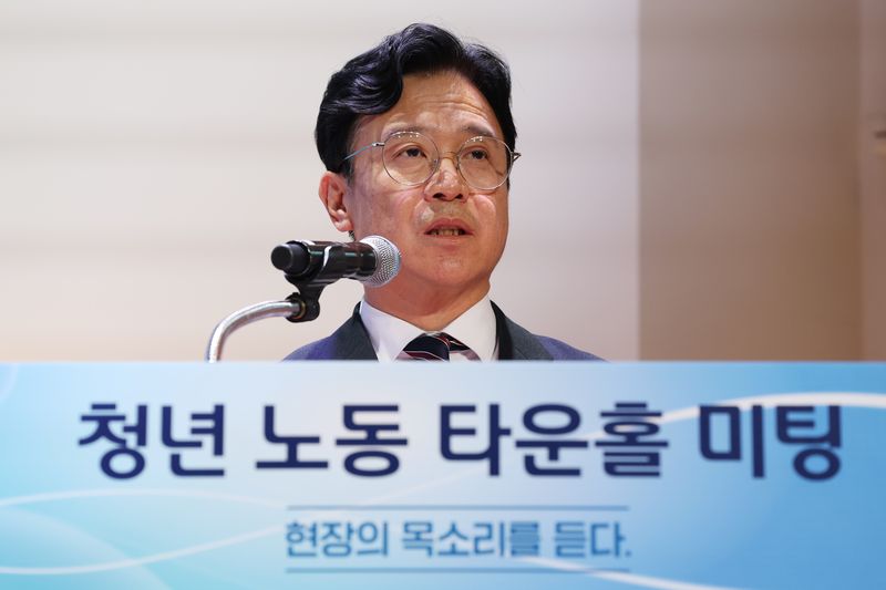 김영훈 고용노동부 장관이 지난 15일 서울 중구 페럼타워 페럼홀에서 열린 청년 노동 타운홀 미팅에서 인사말을 하고 있다. 연합뉴스