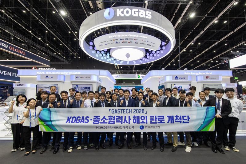 14일 홍의락 한국가스공사 사장(왼쪽 아홉본번째)을 비롯한 가스공사 중소협력사 관계자들이 세계 가스 시장 진출을 위해 '가스텍 2026'에 참여해 기념촬영을 하고있다. 가스공사 제공.