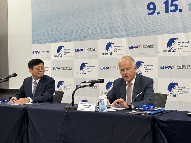 옌스 마이어 IAPH 총재 송상근 부산항만공사 사장이 15일 열린 기자회견에서 답변하는 모습 2026.9.15 ⓒ 뉴스1 홍윤 기자