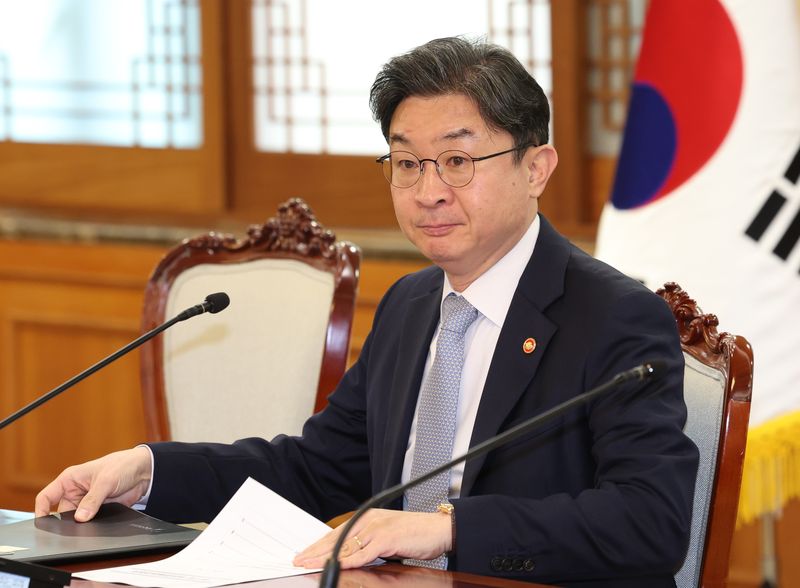 [서울=뉴시스] 조수정 기자 = 이억원 금융위원장이 10일 오전 서울 종로구 정부서울청사에서 열린 한성숙 국무총리 주재 비상경제점검회의에 참석하고 있다. 2026.09.10. chocrystal@newsis.com