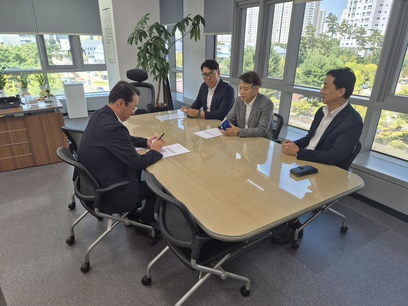 신원철 강원도 경제부지사가 15일 정부세종청사를 방문, 국토교통부와 기획예산처 등과 지역 현안 해결을 요청했다. 강원자치도 제공
