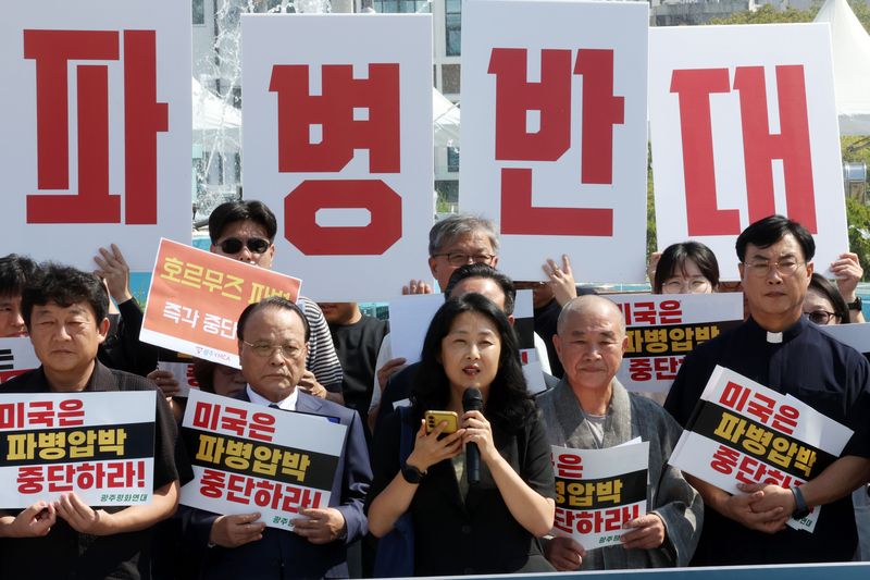 지난 15일 전남광주 동구 5·18 민주광장에서 열린 공동 기자회견에서 김미리내 광주전남여성단체연합 상임대표가 호르무즈 해협 파병 반대 발언을 하고 있다. 연합뉴스