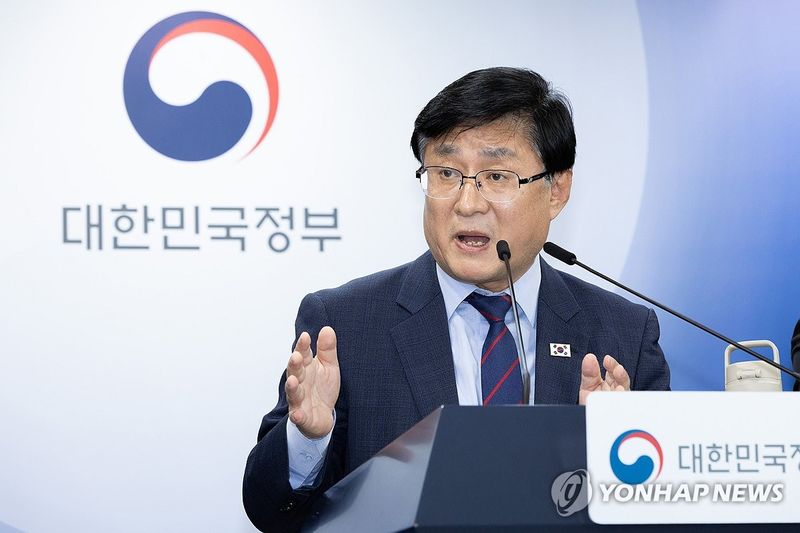 브리핑하는 김성환 기후에너지환경부 장관 (출처=연합뉴스)