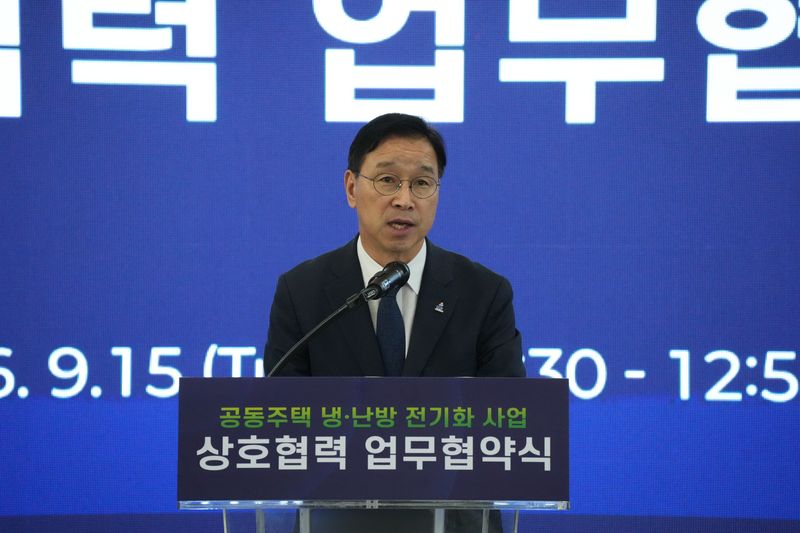 위성곤 제주특별자치도지사가 15일 제주국제컨벤션센터에서 열린 공동주택 냉난방 전기화 실증사업 업무협약식에서 발언하고 있다. 제주도는 신효아파트 실증을 통해 태양광과 히트펌프, 축열장치를 연계한 공동주택 전기화 모델을 검증할 계획이다. 사진=제주특별자치도 제공