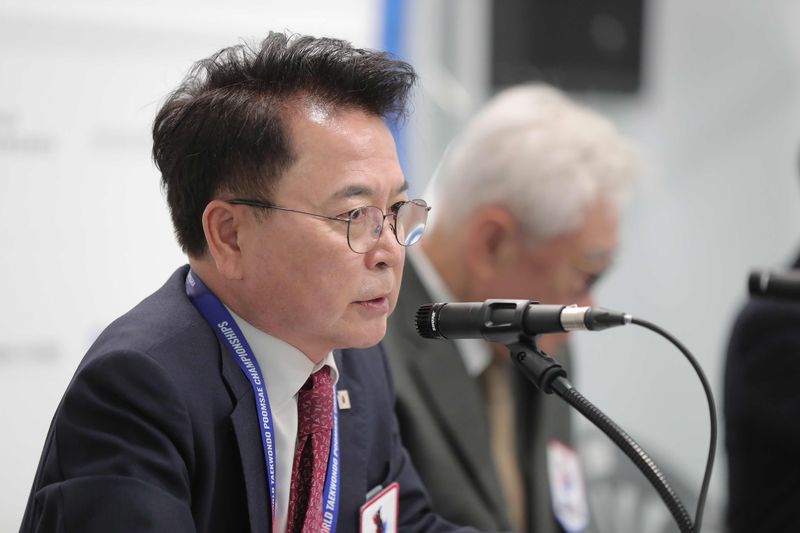 육동한 춘천시장이 15일 춘천 송암스포츠타운에서 언론브리핑을 열고 세계태권도연맹 본부 착공 의미에 대해 설명하고 있다. 춘천시 제공